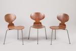 Arne Jacobsen (1902-1971)
Série de trois chaises tripodes modèle « Fourmi...