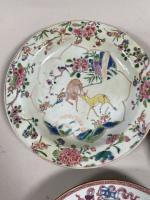 COMPAGNIE des INDES. 
Paire d'ASSIETTES en porcelaine à décor de...