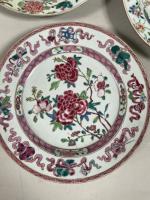 COMPAGNIE des INDES. 
Paire d'ASSIETTES en porcelaine à décor de...