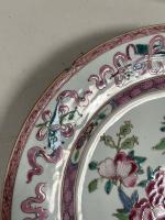 COMPAGNIE des INDES. 
Paire d'ASSIETTES en porcelaine à décor de...