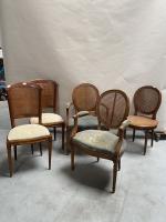 Paire de FAUTEUILS à dossier  médaillon en bois sculpté...