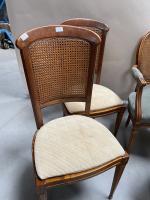 Paire de FAUTEUILS à dossier  médaillon en bois sculpté...