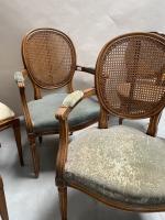 Paire de FAUTEUILS à dossier  médaillon en bois sculpté...