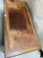 BUREAU plat en bois mouluré ouvrant par deux tiroirs en...