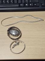 Ensemble de bijoux en argent et divers. 
Poids brut :...