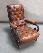 FAUTEUIL de repos CHESTERFIELD en bois teinté et simili cuir...