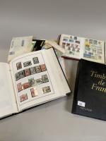 Lot de timbres (trois classeurs et enveloppes)