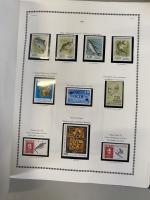 Lot de timbres (trois classeurs et enveloppes)