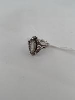 Une BAGUE en argent 925/°° et nacre. Poids brut :...