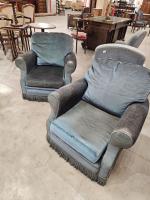 Paire de FAUTEUILS en velours. Usures.