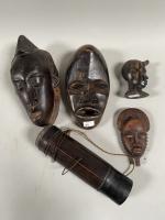 AFRIQUE, ensemble de trois masques, un carquois en bambou et...