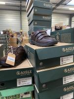 AIGLE. Ensemble de CHAUSSURES, dont : 
- Picardie, marron, 27...