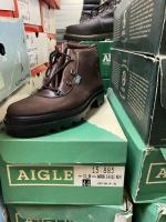 AIGLE. Ensemble de CHAUSSURES, dont : 
- Picardie, marron, 27...