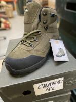 LE CHAMEAU. Ensemble de CHAUSSURES de marche, dont
- Caracal, 14...