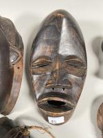 AFRIQUE, ensemble de trois masques, un carquois en bambou et...