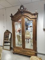 Armoire à deux portes miroirs 
Travail vers 1900
H : 283...