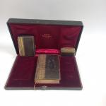 Un coffret comprenant, un porte-monnaie (intérieur en soie marron) ,...