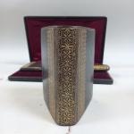 Un coffret comprenant, un porte-monnaie (intérieur en soie marron) ,...