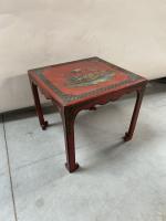 TABLE basse carrée en laque rouge. Extrême Orient, époque XXème...