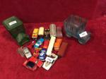 Lot de diverses petites voitures + 2 tacots en verre...