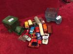 Lot de diverses petites voitures + 2 tacots en verre...