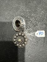 Deux broches en argent et pierre. Poids brut : ...