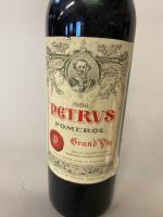 Une BOUTEILLE de PETRUS pomerol 1986.