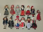 Lot de 13 poupées folkloriques de pays, aux traits peints,...