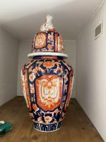 Paire de potiches couvertes en porcelaine d'Imari, à décor en...