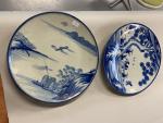 Deux grands PLATS en porcelaine bleu blanc à décor de...