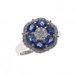 BAGUE en forme de fleur en or gris 750 °/°°...