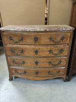 Une COMMODE en placage de bois de rose ouvrant par...