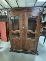 Une petite ARMOIRE en noyer, corniche droite, travail Bressan en...