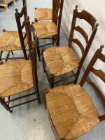 Une suite de Six CHAISES à fond de paille en...