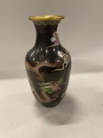 Un VASE balustre en émail cloisonné à décor sur fond...