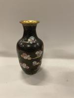 Un VASE balustre en émail cloisonné à décor sur fond...