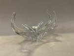 Baccarat large coupe en cristal en forme de double vague....