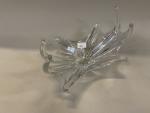 Baccarat large coupe en cristal en forme de double vague....