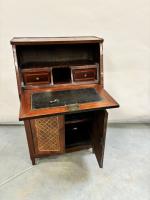 Un SECRETAIRE en marqueterie de bois de placage ouvrant par...