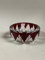 SAINT-LOUIS. Coupe en cristal taillé, couche extérieure rouge. Diamètre 21,5...