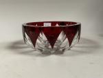 SAINT-LOUIS. Coupe en cristal taillé, couche extérieure rouge. Diamètre 21,5...