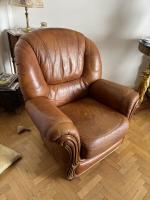 Deux fauteuils confortables en cuir havane, style CONFORAMA  (usures,...