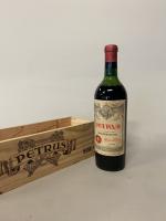 Une BOUTEILLE de PETRUS pomerol 1945., niveau légèrement bas. 
Étiquette...