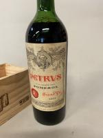 Une BOUTEILLE de PETRUS pomerol 1945., niveau légèrement bas. 
Étiquette...