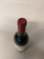 Une BOUTEILLE de PETRUS pomerol 1986.
(Étiquette très légèrement abimée)