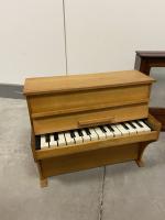 Un ensemble de mobilier de poupée comprenant 
-Un piano droit...