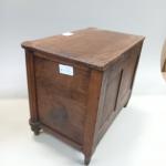 MEUBLE de MAITRISE. Commode en bois sculpté ouvrant par trois...