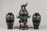 Ensemble de trois bronzes et émaux champlevés, comprenant un brûle-parfum...