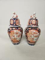 Paire de potiches couvertes en porcelaine d'Imari, à décor en...