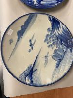 Deux grands PLATS en porcelaine bleu blanc à décor de...